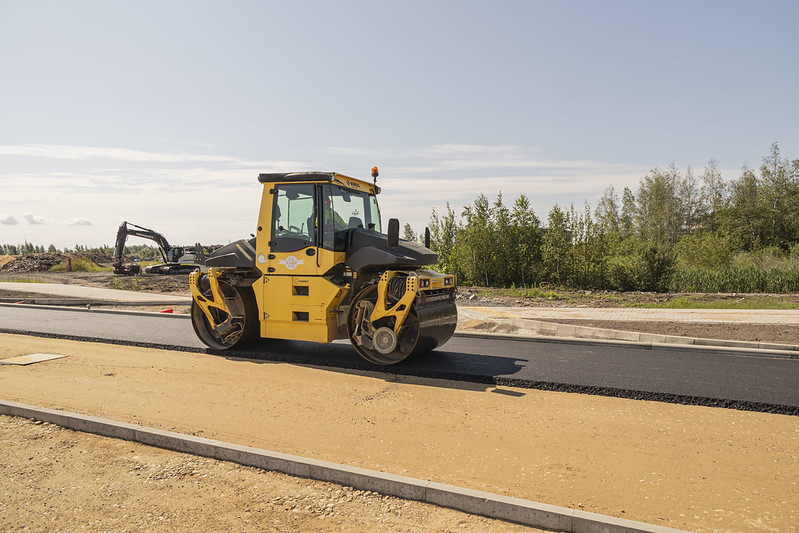 Topošajā industriālajā parkā tiek asfaltēts vēl viens jaunās ielas psosms